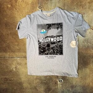 The Aliens are Here 🛸 👽 NWT Hollywood Alien UFO Graphic T-shirt